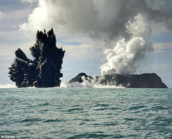 第一次物种灭绝：一座海底火山2009年在汤加附近爆发。这或许暗示了6500万年前地球发生的第一次物种灭绝事件。